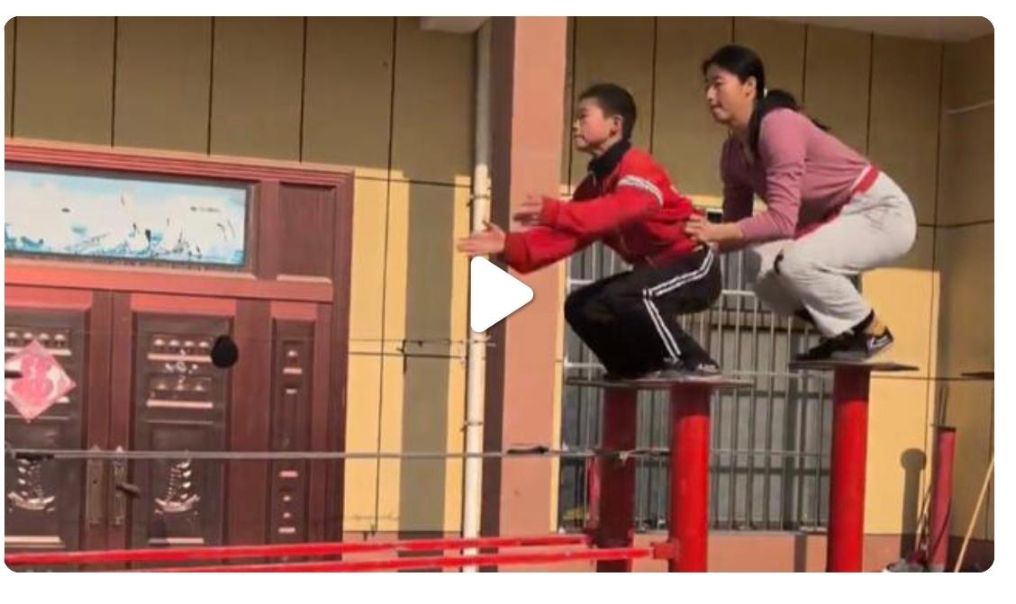 19岁姐姐带10岁弟弟练舞狮
       这段描述生动展现了姐姐和弟弟在舞狮训