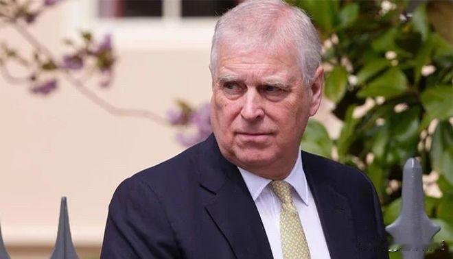 英国王室当地时间周四表示，英国国王查尔斯三世将剥夺弟弟安德鲁的王室头衔，并将其逐