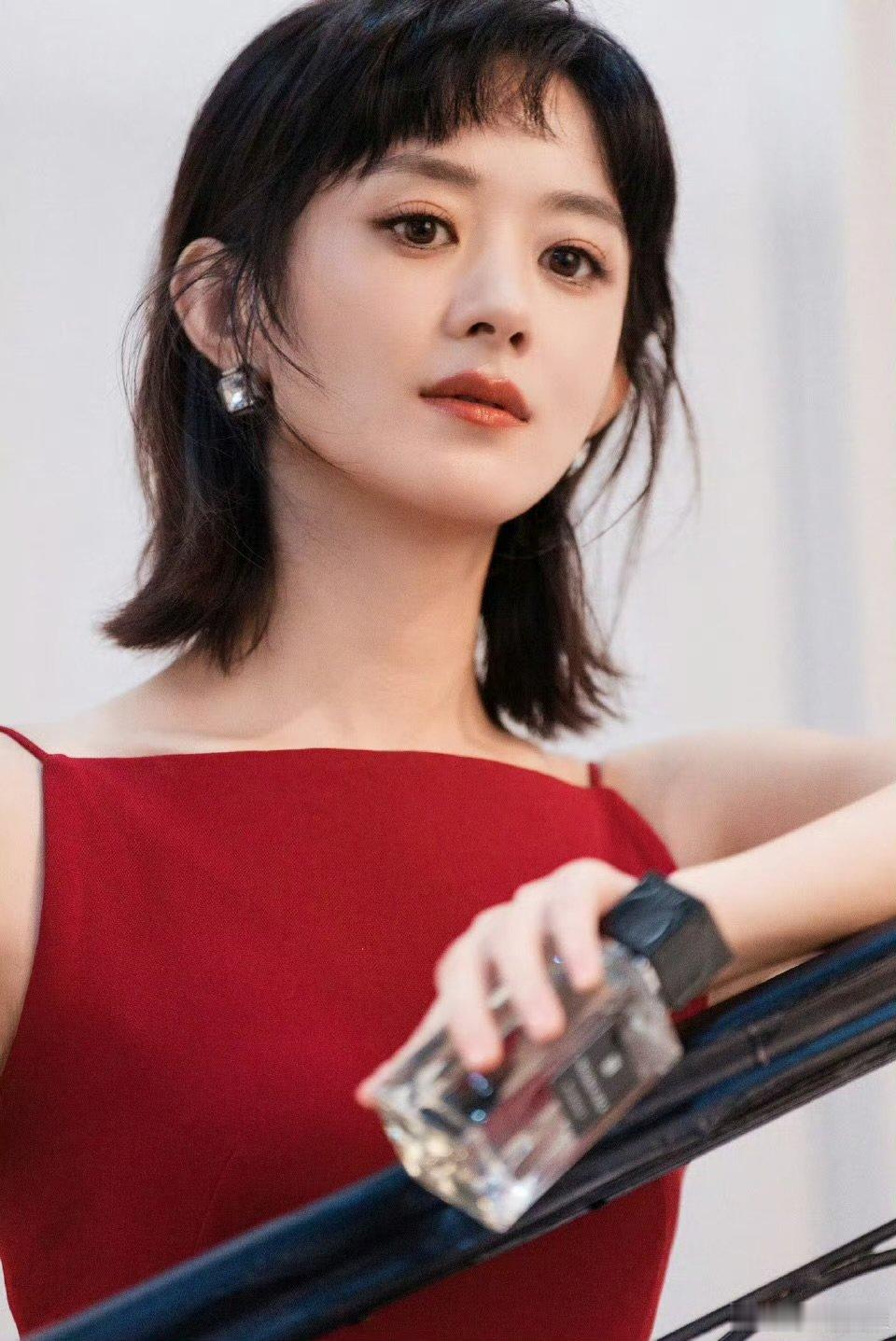 赵丽颖做的法式眉上刘海造型赵丽颖法式眉上刘海造型赵丽颖短发刘海造型好可爱啊 