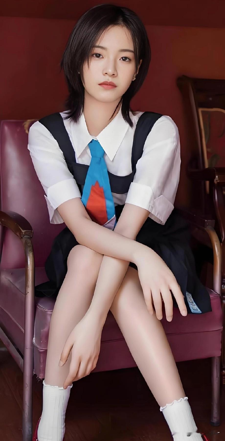 我感觉李庚希这辈子，

只要她自己不塌房就不会缺戏拍，

不是说她演技有保障，而
