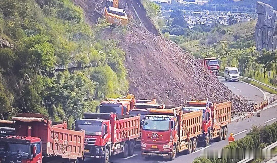 📍这一高速路段边坡塌方已实现保通
7月30日，大理州高速路段发生的边坡塌方险情