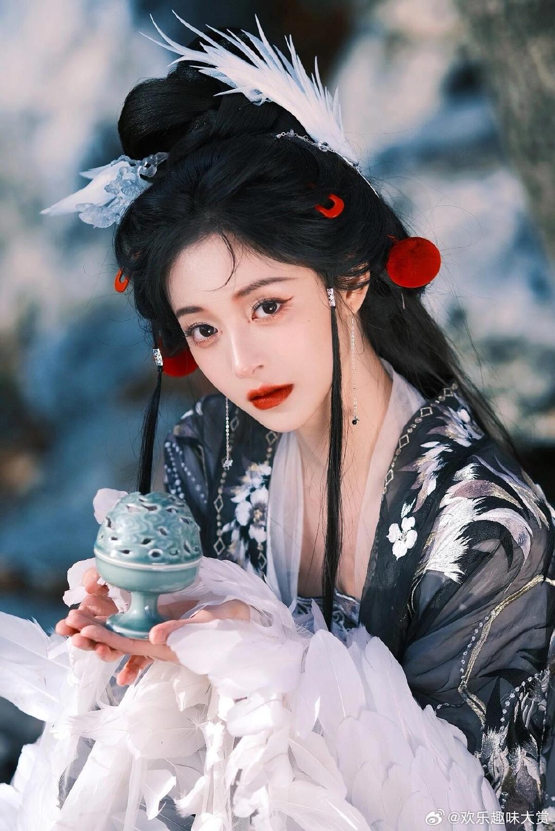 周洁琼古装清冷感拿捏了周洁琼就是高岭之花本花，她的古装清冷感把我迷得死死的。 ​