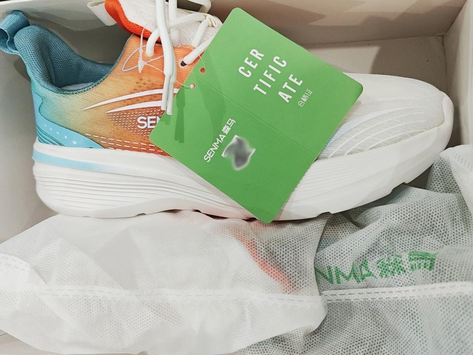 40多块搞定32年老牌国货跑鞋，单只240~270g左右，轻量化表现还可以，适合