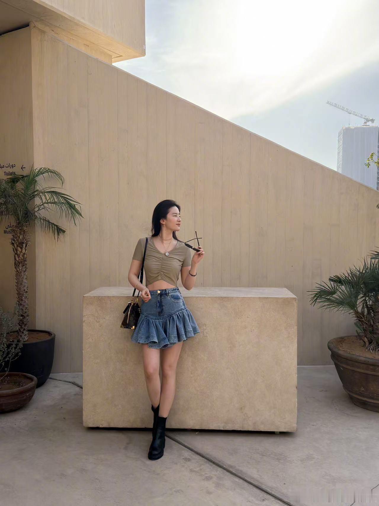 刘亦菲睡到不气才起床刘亦菲是采访喜剧人吧 刘亦菲的采访永远充满惊喜，面对起床气的