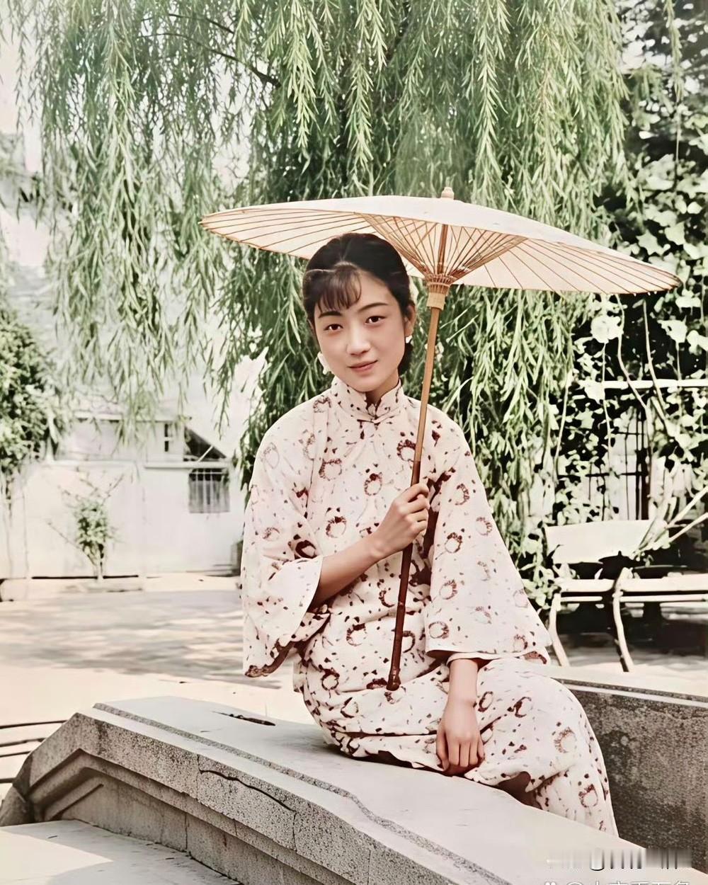 婉容年轻时的照片，眉眼清秀、身段修长，旗装温婉，洋装摩登。她确实是晚清贵族里少见