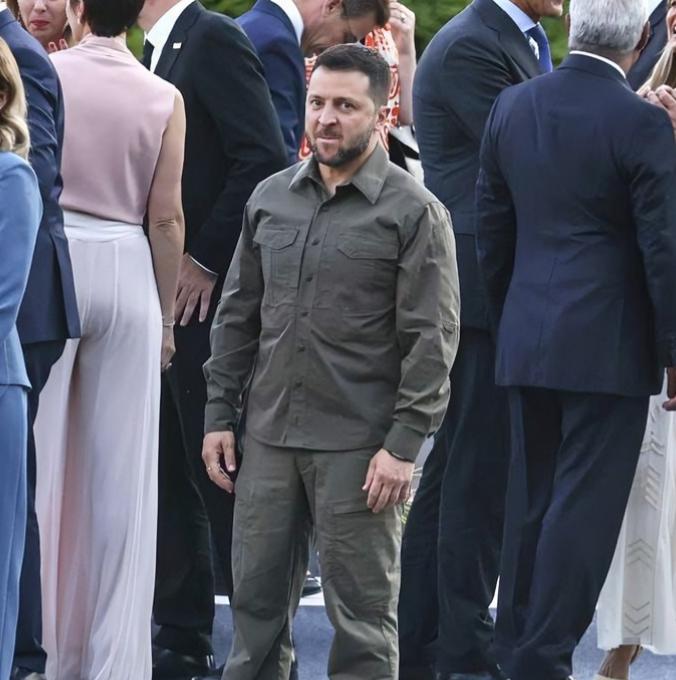 一片哗然！泽连斯基简直成了无期限总统。当地时间1月14日，由于乌克兰总统泽连斯基