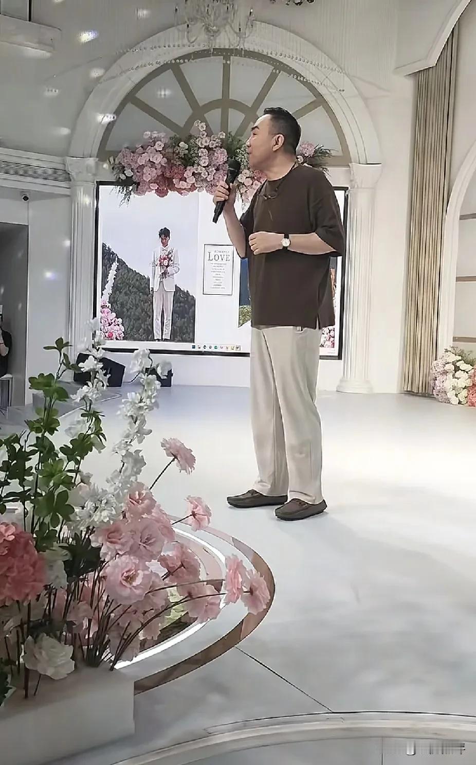 刷到一个杨仪上台讲话祝福新人结婚的视频，楼主和评论区很多网友一样不了解：主家为什