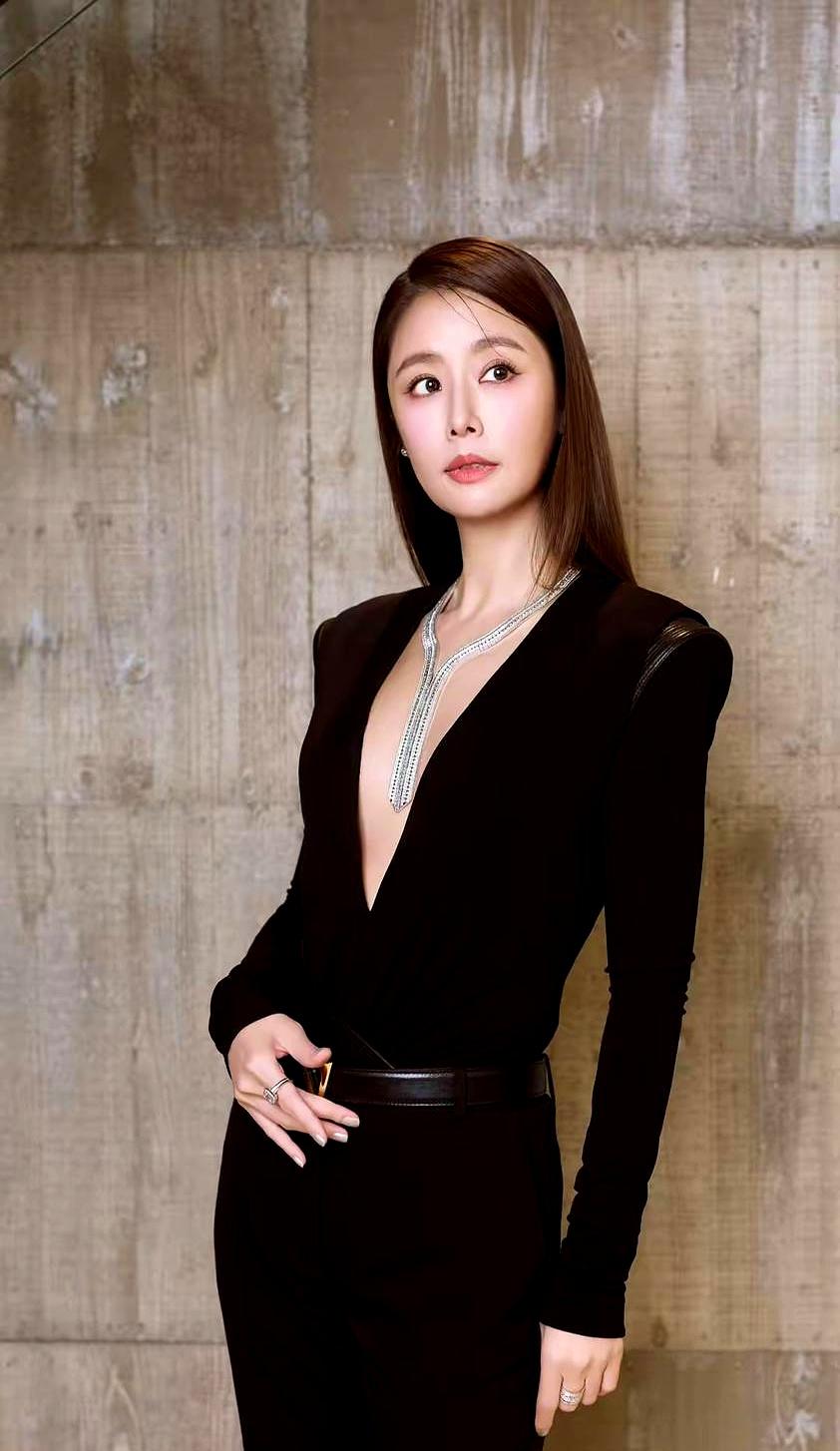 林心如这身深 V 连体裤也太会穿了吧！
 

她就这么穿着一身剪裁极简的深V连体