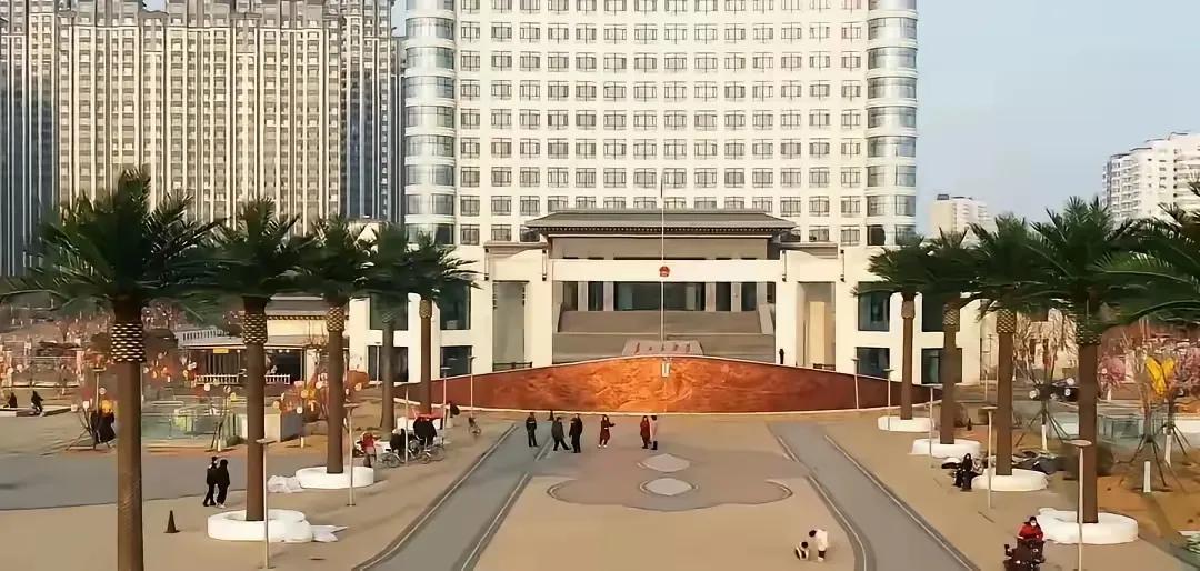 央视曝光山西清徐县政府前斥资1305万打造的仿真椰子树景观后，当地政府迅速响应，