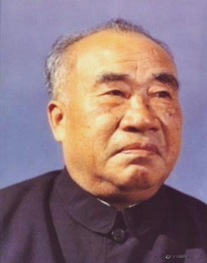 这是朱老总晚年的一张老照片。
朱德总司令被称为:“中国工农红军”之父！
他年轻的