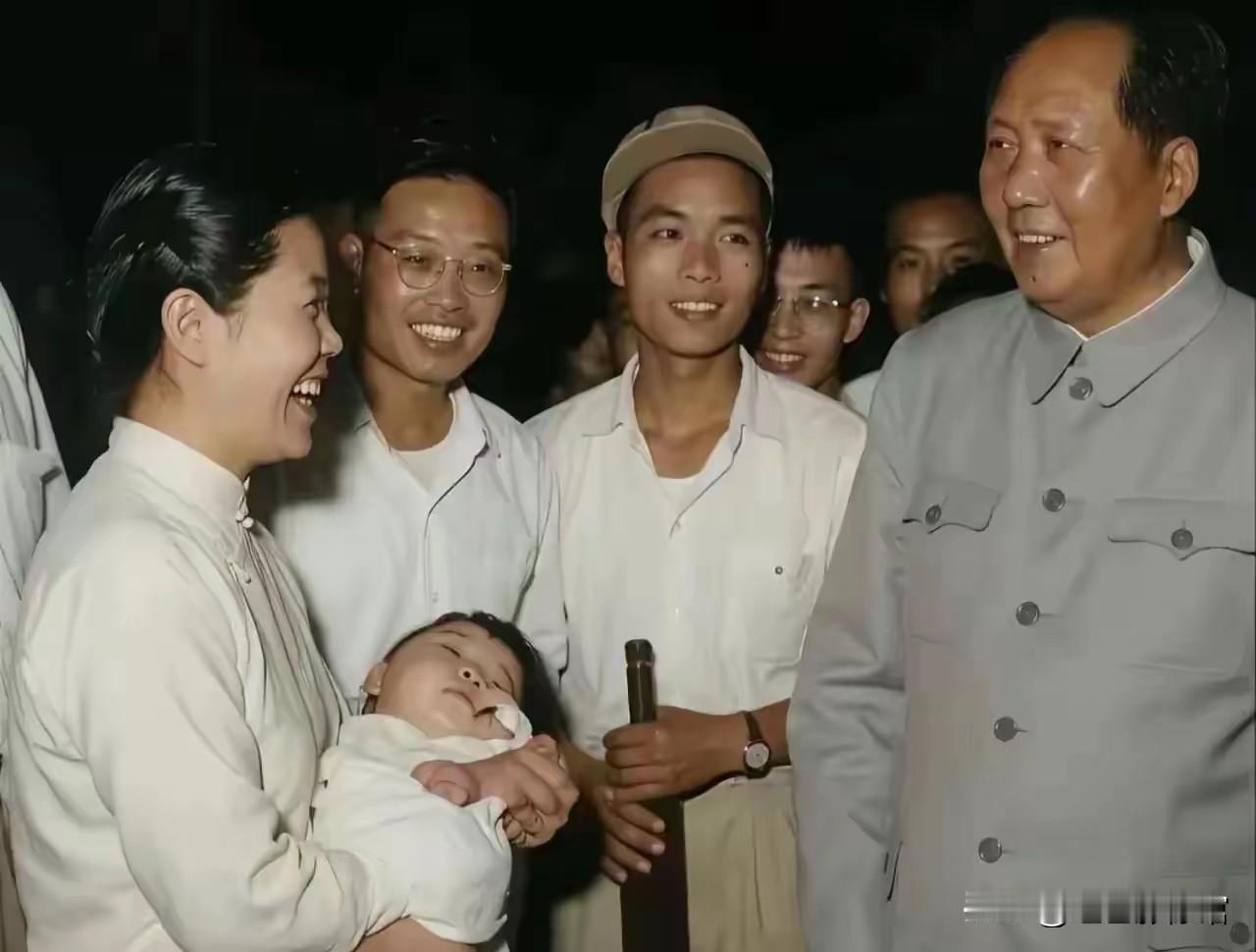 “从群众中来，到群众中去”，毛主席始终深入一线，倾听民生、贴近普通劳动者。