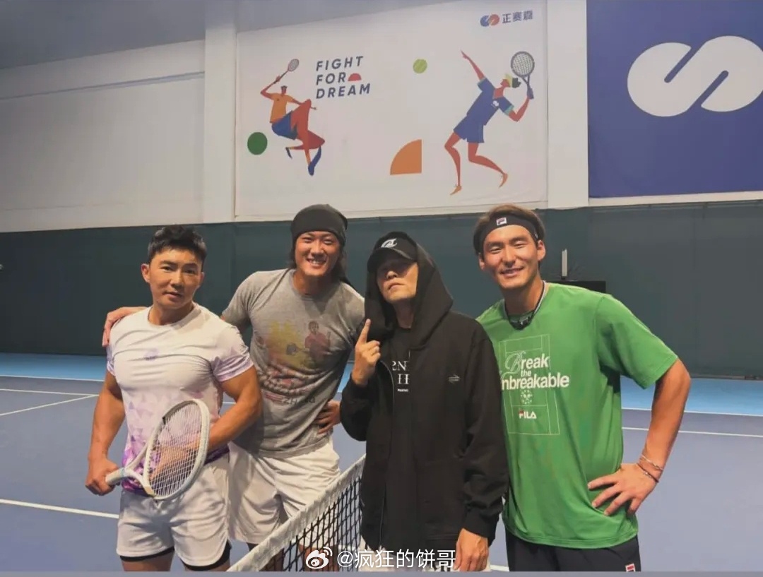 粉丝打卡周杰伦同款网球场 去杭州除了听演唱会，还能去小莲花打卡周杰伦同款网球场，