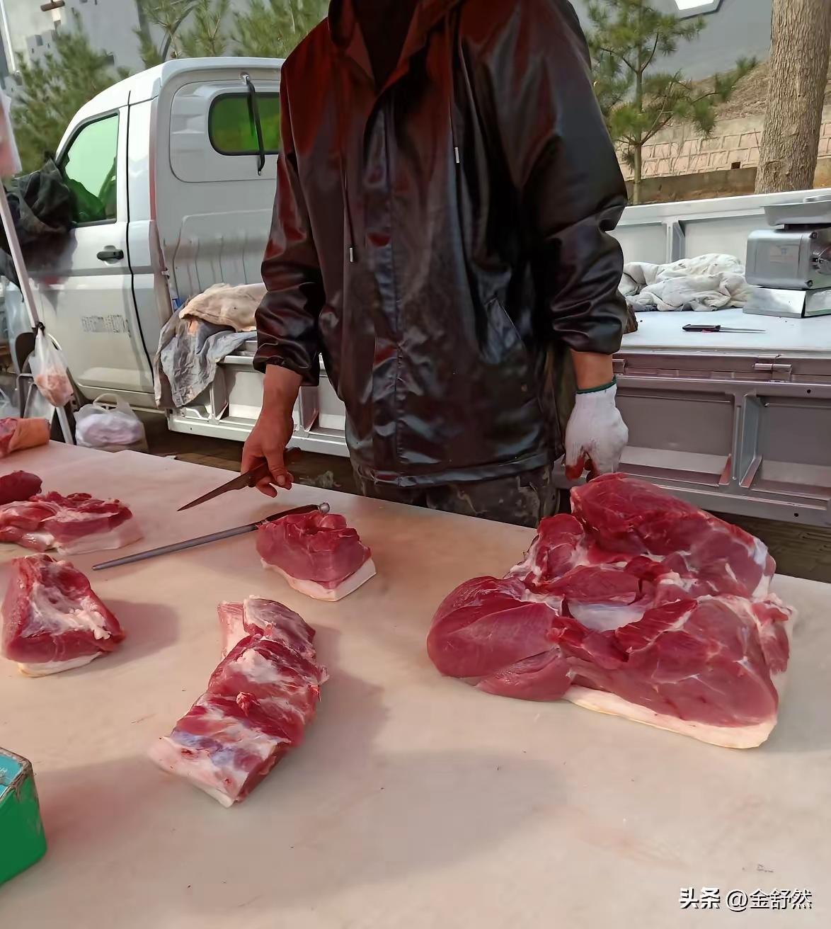 今天的猪肉可是惊爆价啊！因为我已经两个多星期没有买肉了，今天早上在市场一问肉价，