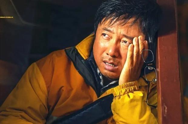 看电影《逆行人生》，眼泪止不住地流，或许是上了年龄的缘故。

中年生活极不容易，