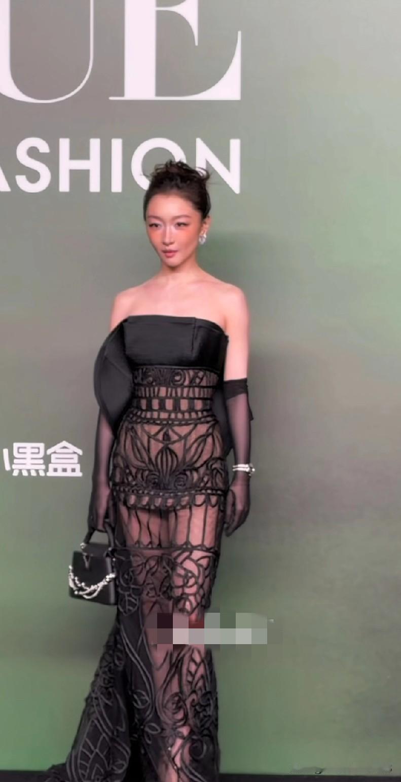 周冬雨这一身造型着实很挑人！
浅色系或许更契合她灵动的气质。
时尚有时恰似猜谜，