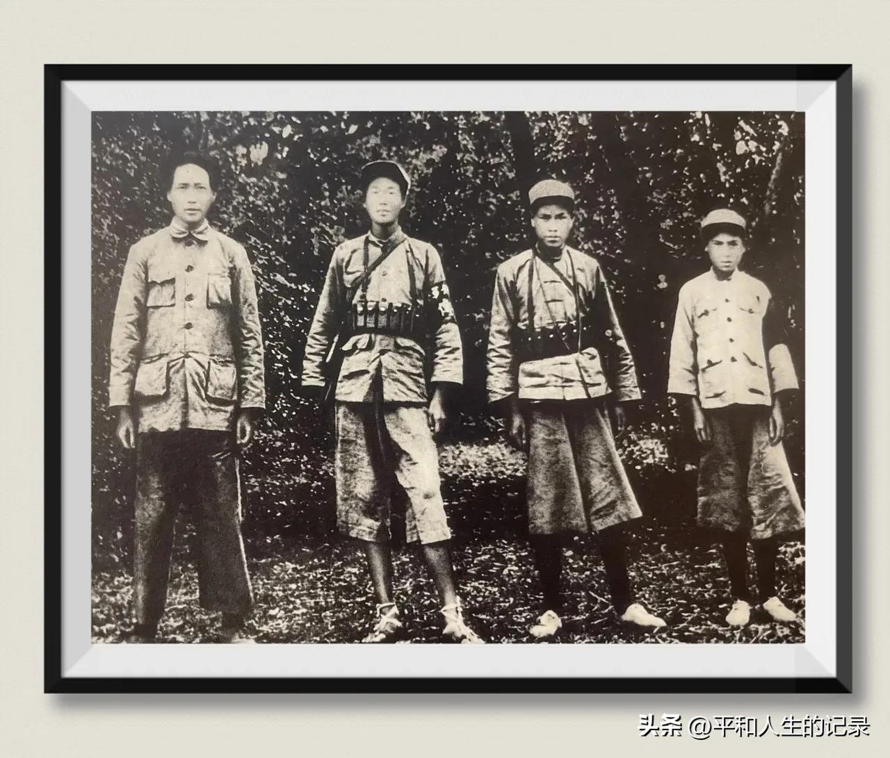 1934年毛主席和警卫员在瑞金，左起：毛主席、吴光荣、陈昌奉、戴田福。艰苦的环境