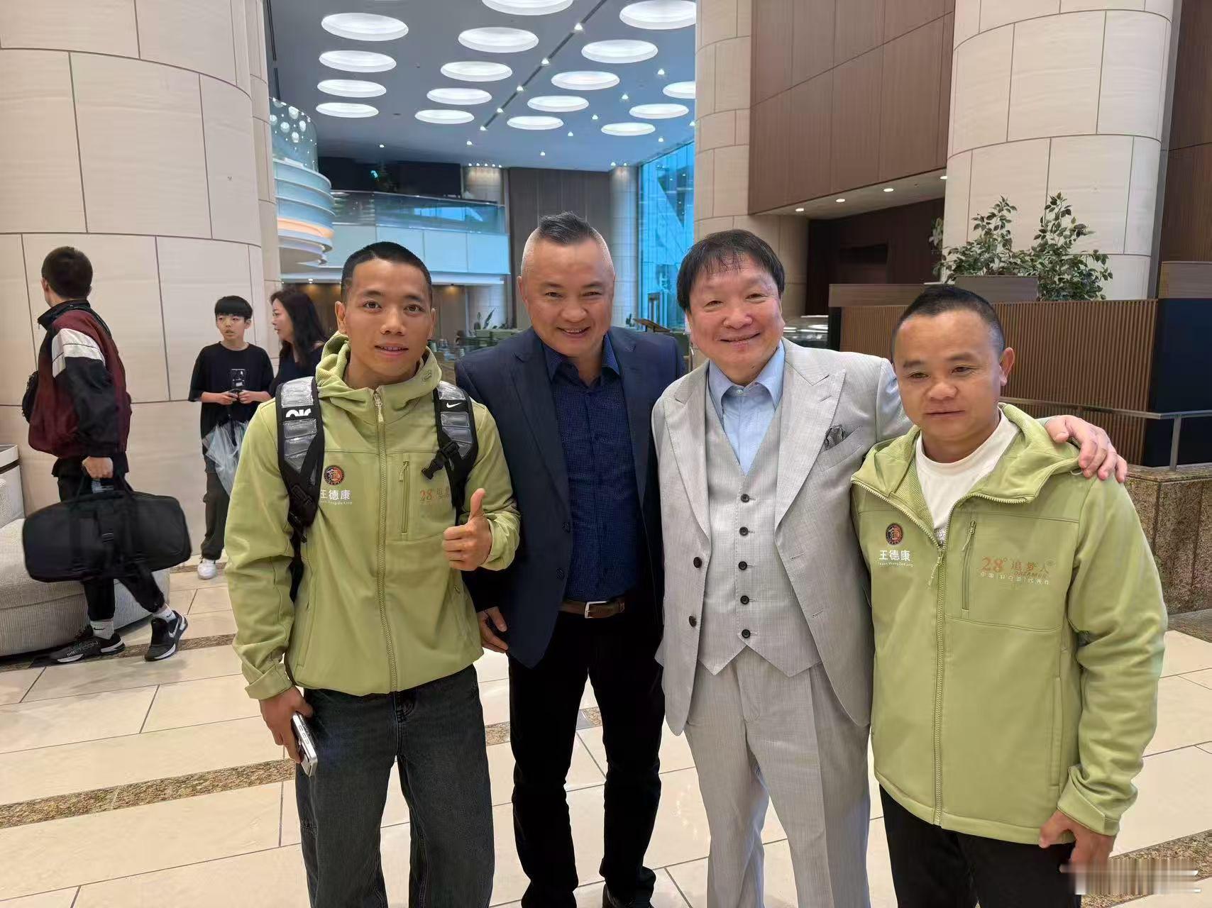 王德康和武居由树称重结束，都是55.2KG一次过关。他是明天倒二，夹在井上兄弟两