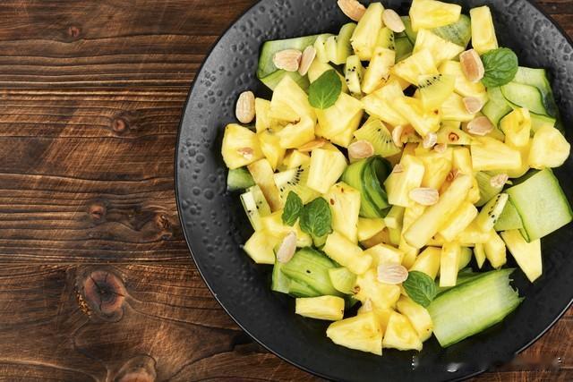 谁懂啊家人们！刷到的菠萝拌黄瓜，直接打开新世界大门😭
以前看到这种搭配，我都是