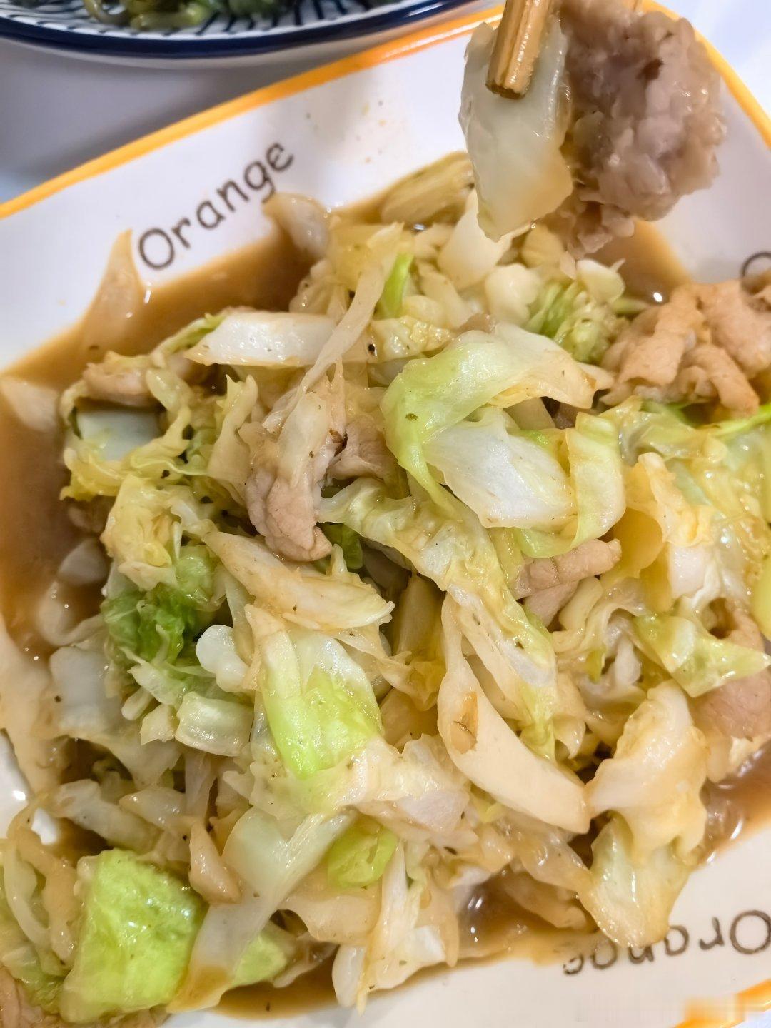日常生活 晚餐出图今天晚饭做了两道家常菜，炒空心菜，还有包菜炒肉片，搭配一锅大米