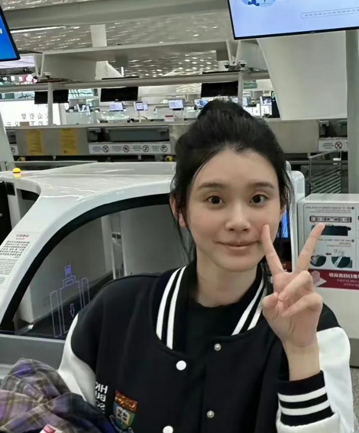 奚梦瑶被证实了！

4月27日，有网友从奚梦瑶身上的港大文化衫发现，她读的竟然是