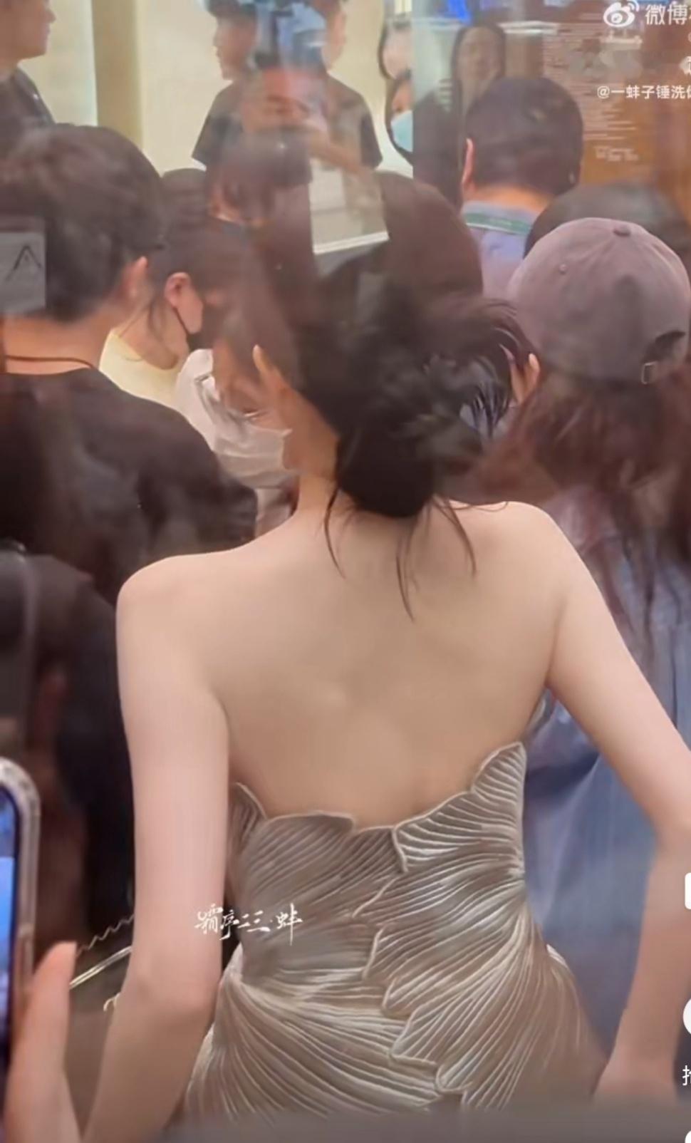 赵丽颖白鹿都穿了露背裙 赵丽颖白鹿今天线下活动都穿了露背裙诶！！！赵丽颖白鹿都穿