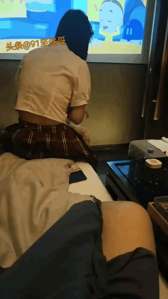 上个班还带女儿来