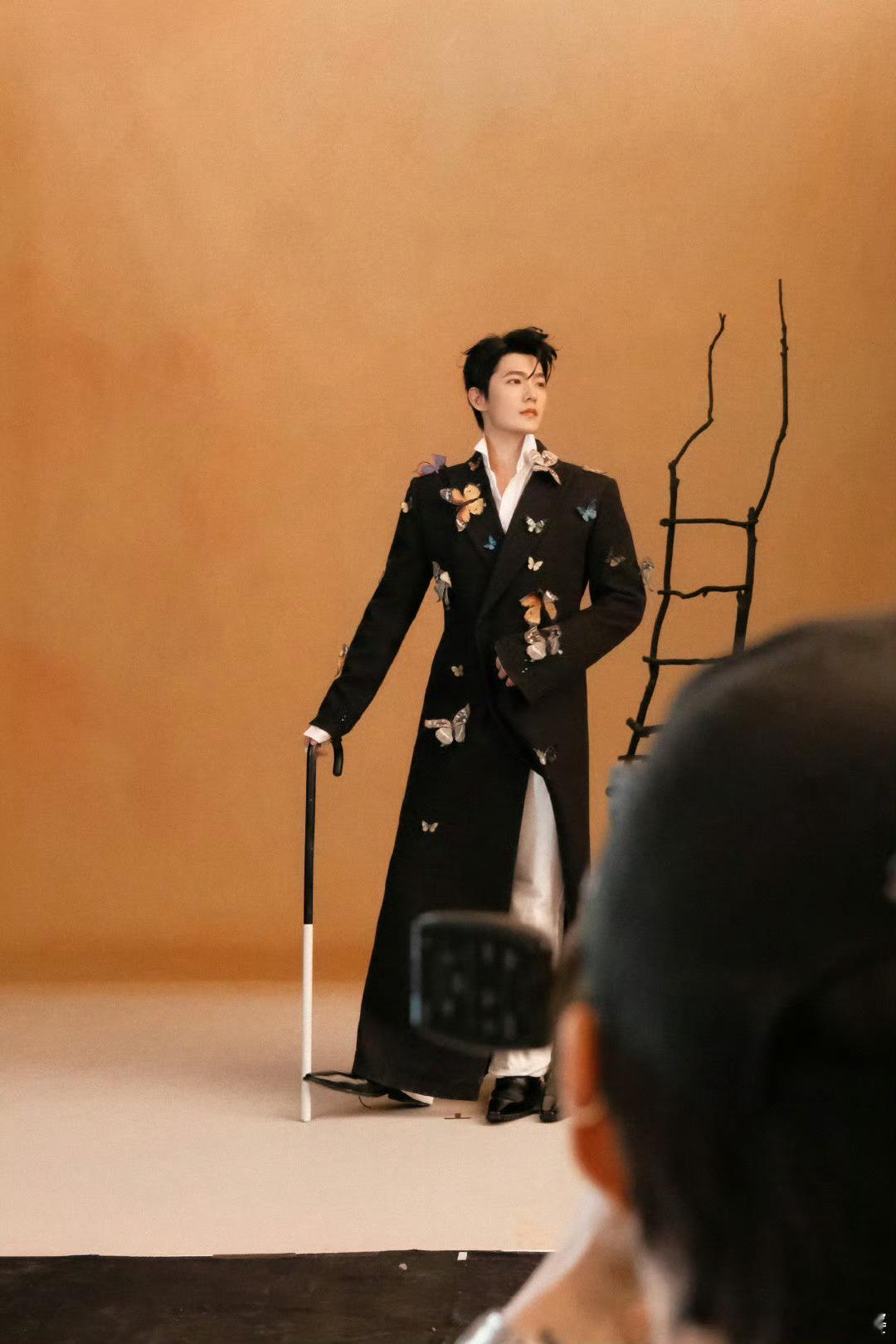 从清润少年到野性精致的年轻教父，杨洋换风格后浓颜骨相冲击力爆棚!蝴蝶西装、利落深