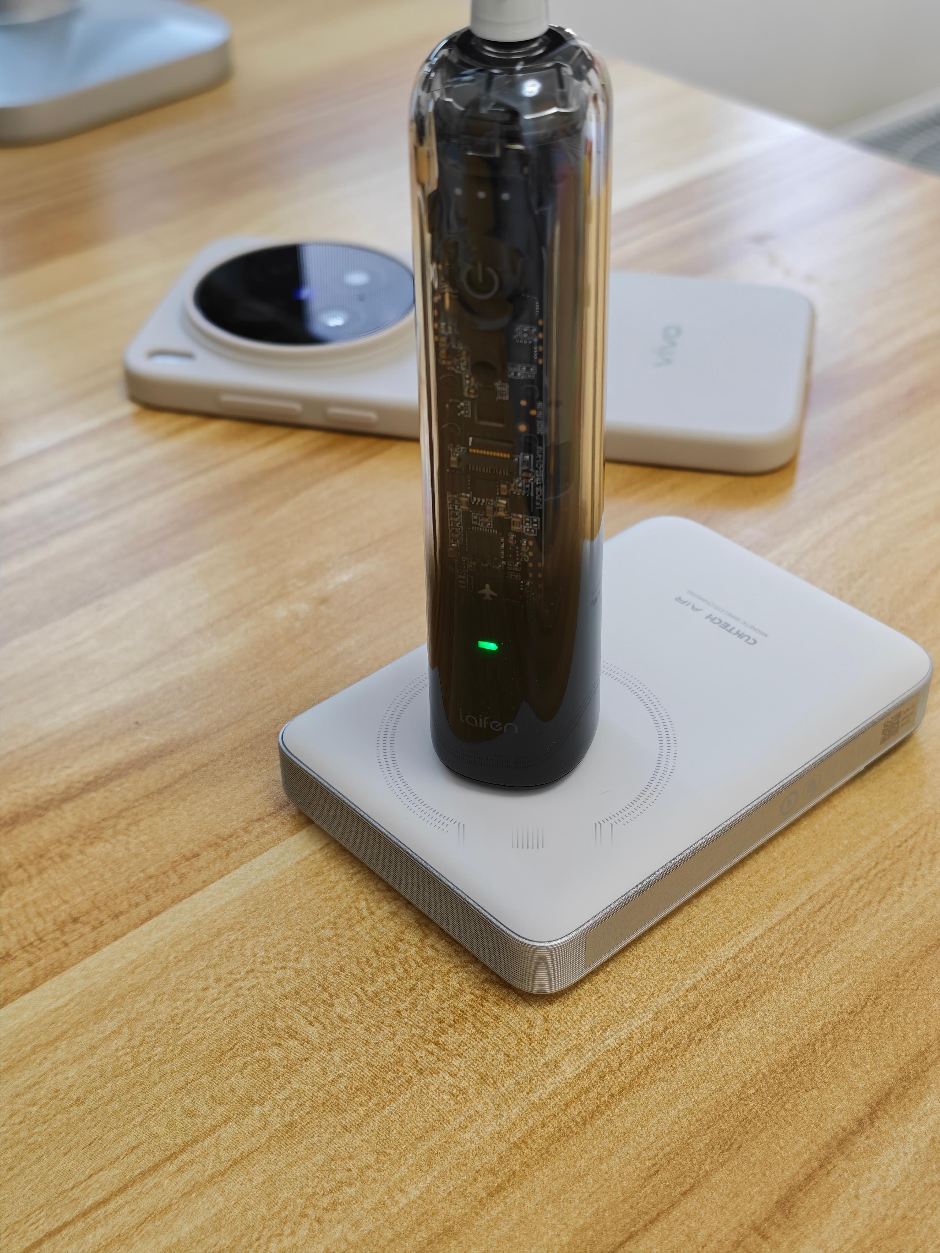 支持无线充就是方便啊。出差带个酷态科10号 Air 就能充徕芬扫振电动牙刷i2 