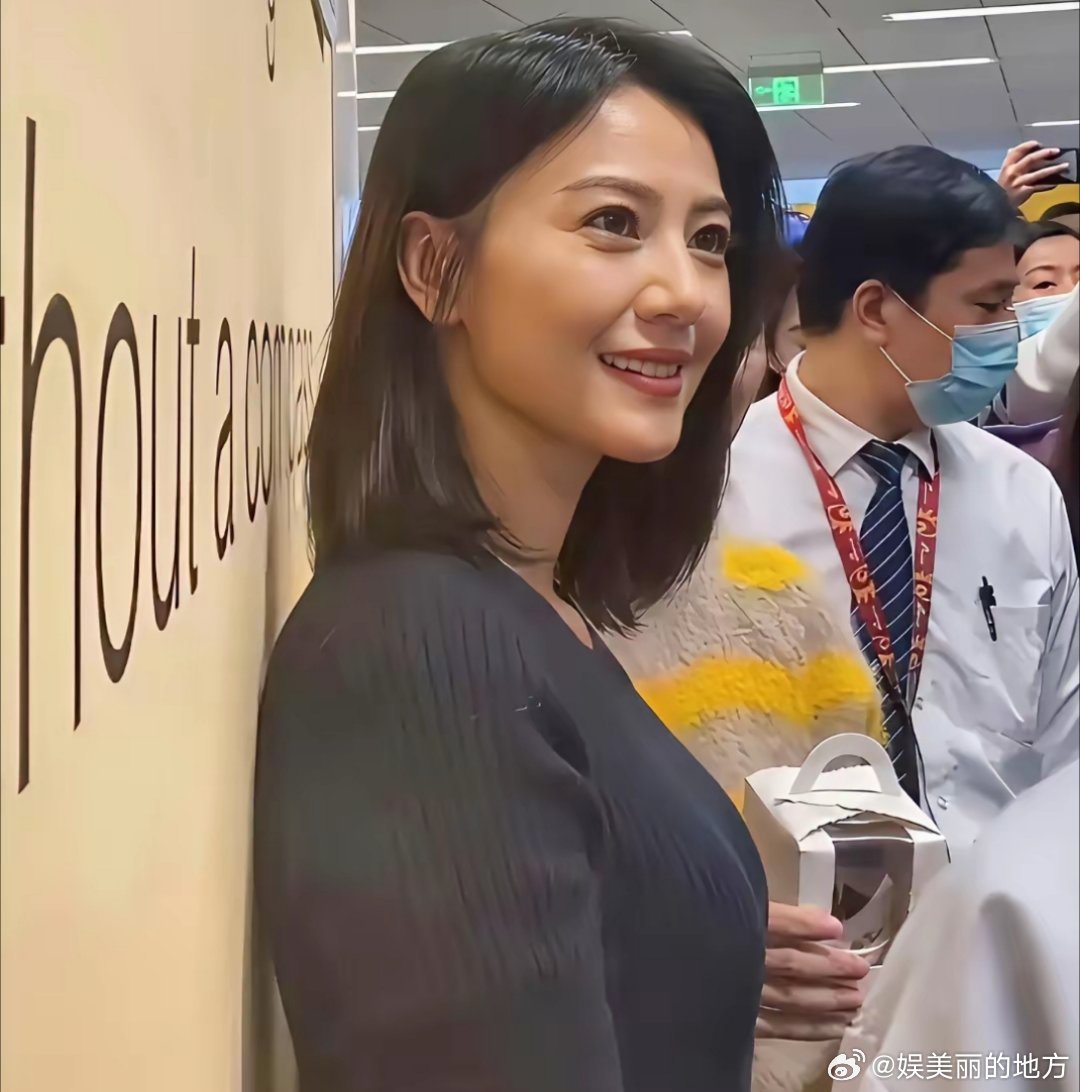 朋友商场偶遇高圆圆，手里拎着精致礼盒，第一眼我还以为是品牌柜姐！黑色上衣，齐肩中