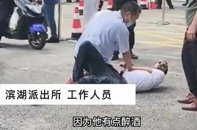 今天在网上看到这样一桩事件:是广西南宁发生一起因出租车费引发的纠纷。一名非洲留学