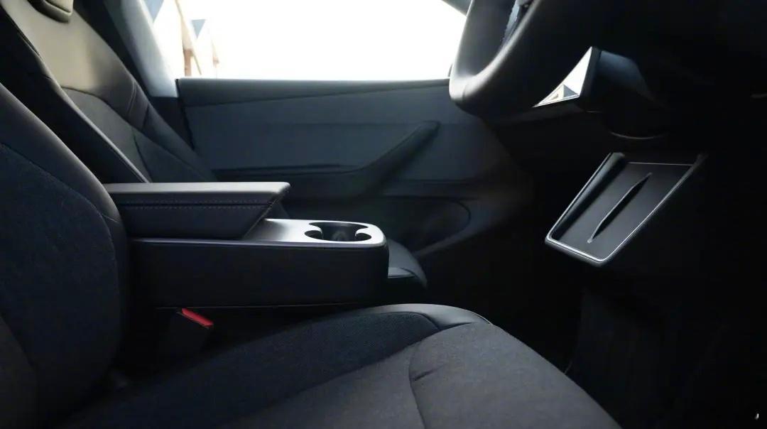 廉价版 Model Y 上线了特斯拉官网，然后迅速撤下，可以看到前车灯和中控方面