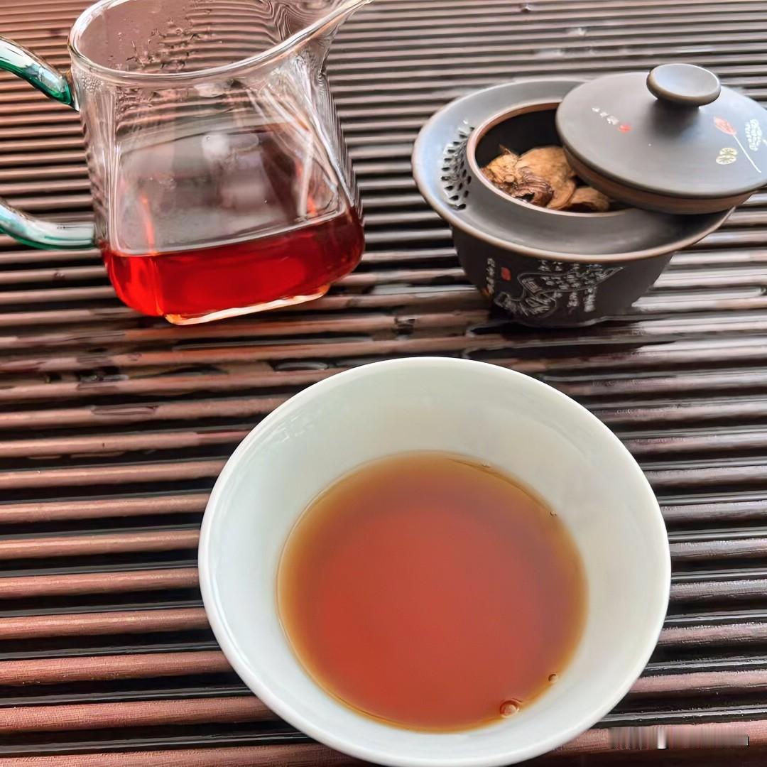 《茶舞云间·朝天子体》
沸波翻，碧芽旋，初展青痕怯浪巅。世人唯爱色鲜妍，不识真如