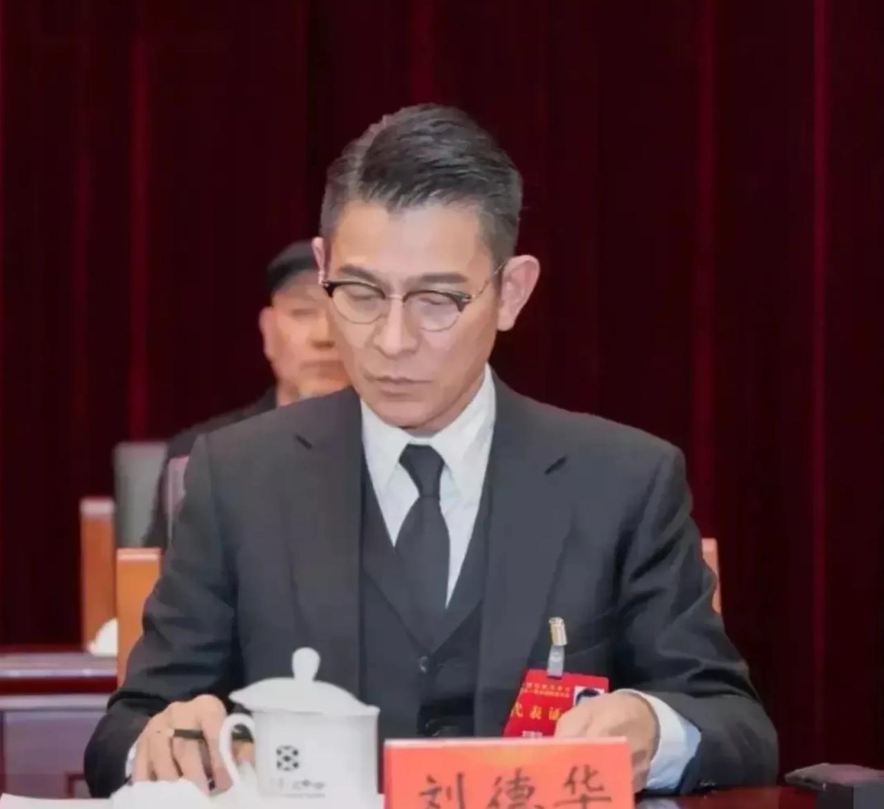 刘德华当选了中国电影家协会副主席，出现在了《新闻联播》中。儒雅的气质，老花镜，茶