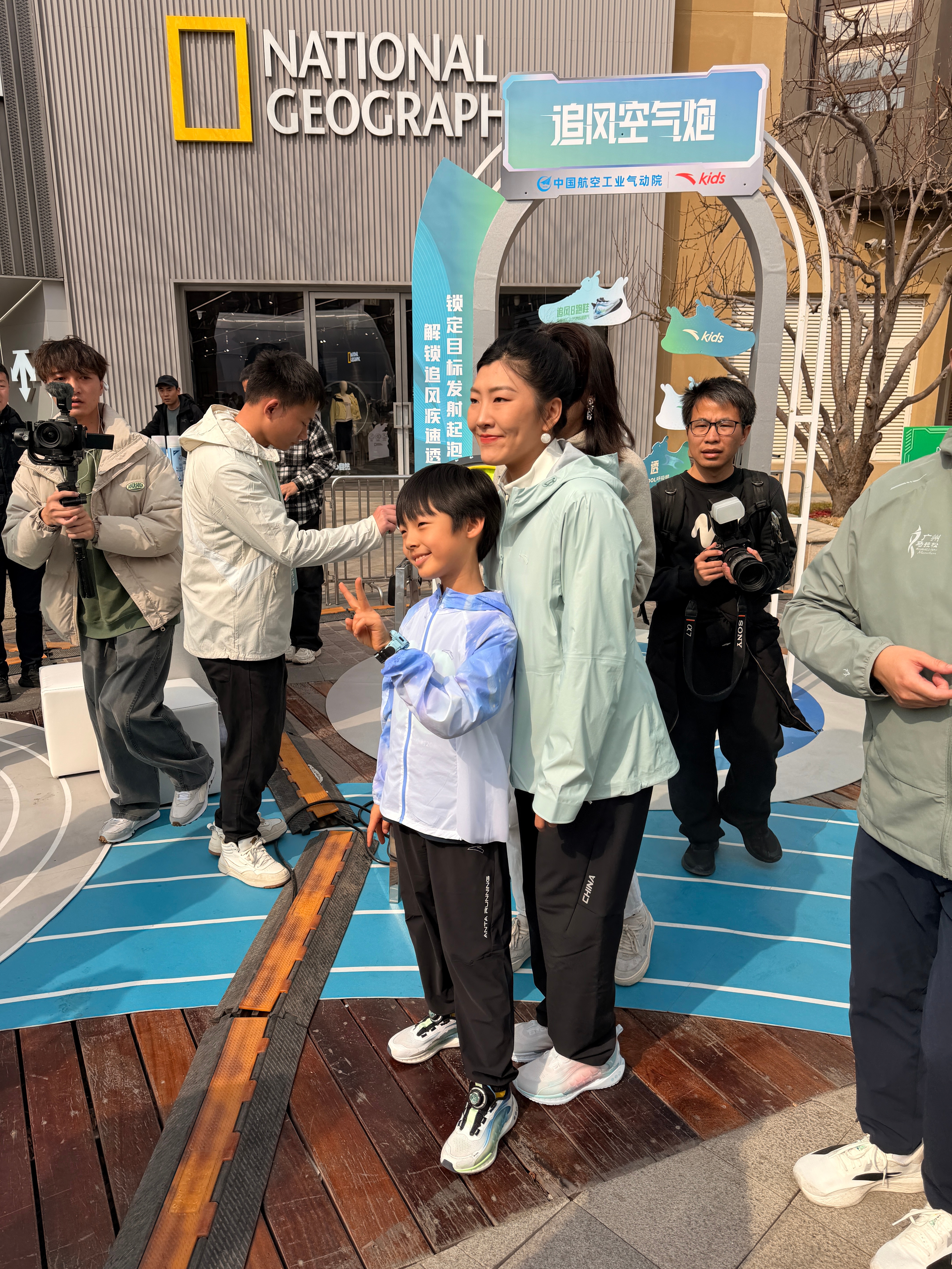 周末偶遇徐梦桃周末街头偶遇冬奥冠军徐梦桃，近距离感受到冠军的鲜活魅力！赛场上的她