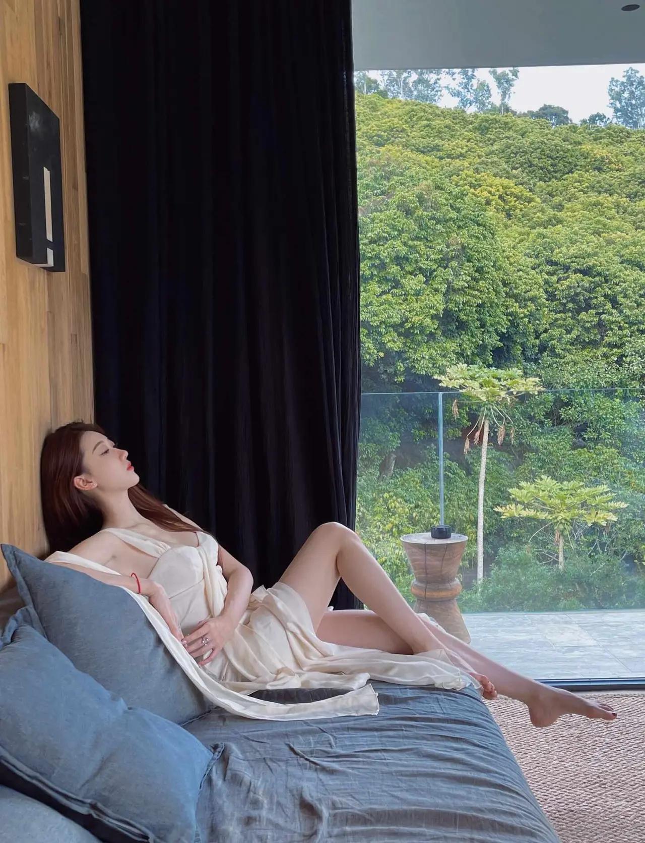 这位女士惬意的在窗边晒太阳，营养良好、衣着得体，气质过人，让人难忘。