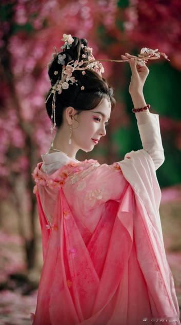 陈瑶穿得越粉下手越狠水龙吟以为她只是一个简单的“粉色甜美女孩”？错了，陈瑶的西方