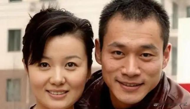 1998年，饰演“武松”的丁海峰爱上了“潘金莲”王思懿，丁海峰的妻子得知后竟然不