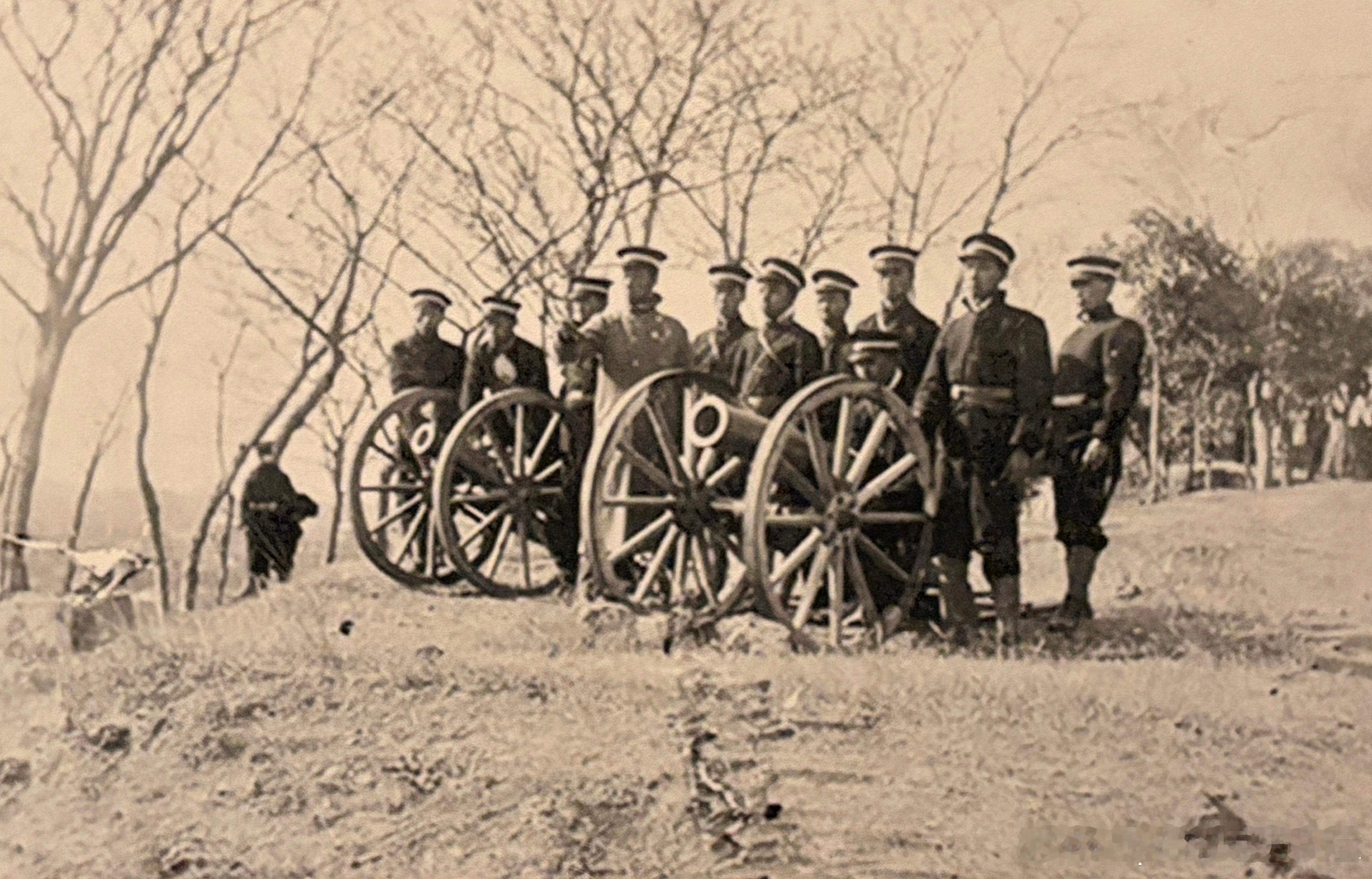 1911年11月5日沪军先锋队光复苏州后合影。上海光复后，陈其美派遣了一支沪军先