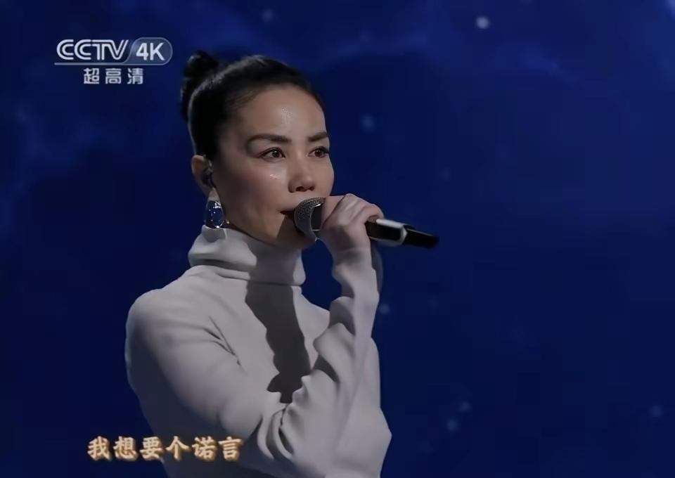 昨晚春晚的王菲惊到我了
好久未露面的她感觉一下老了好多
这次化妆成功失败，人老了