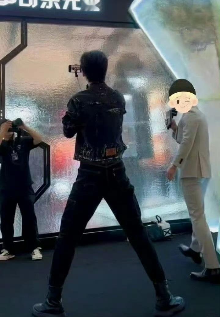 众所周知张凌赫坐下一小只站起来一大只 