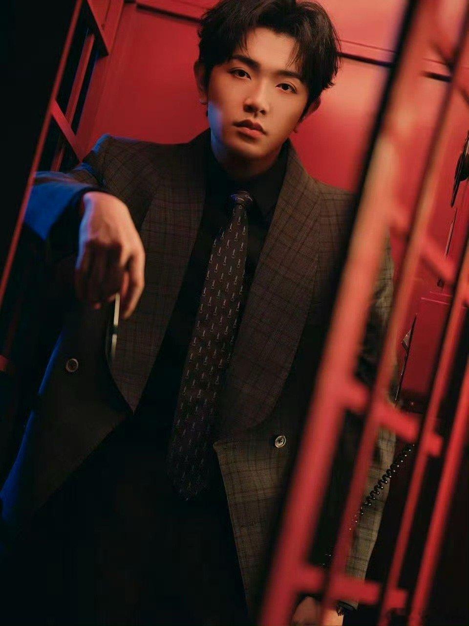 谁接到颜人中电话了 他的氛围感太足了，随便一张生图都像剧照，眉眼有戏，气质松弛，