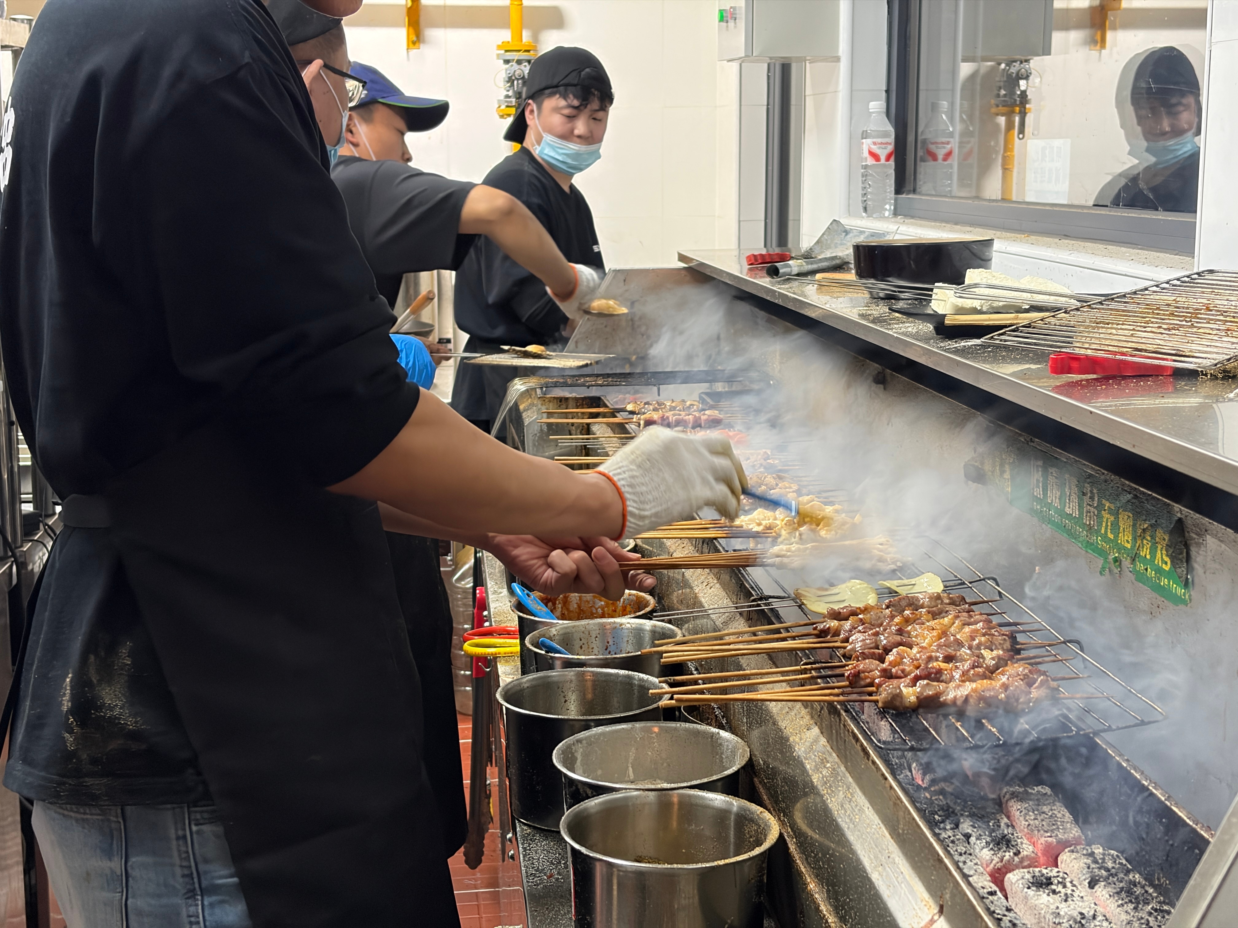 去野烤串 兼职店长的第一个晚上这也太忙了吧，这会已经开始排队了。来了5桌我的粉丝