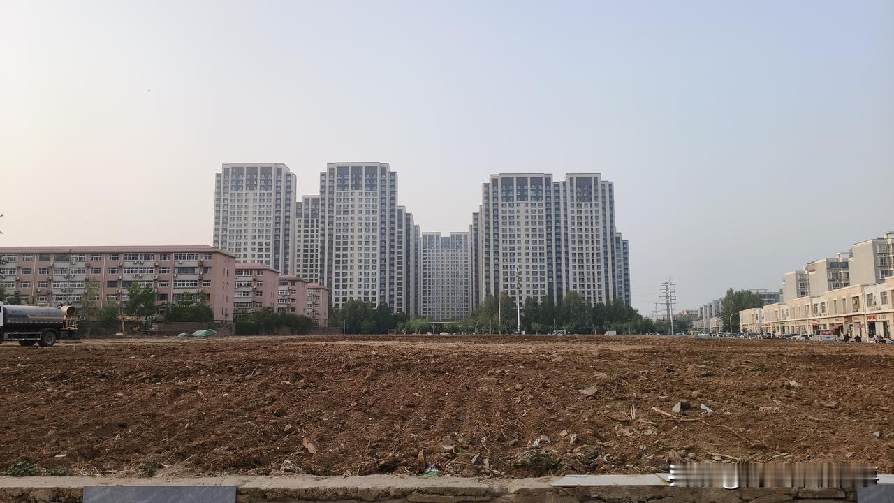 闲置空地改建公园，新华区最该建学校的地方应该是这里！
今天路过新华区新苑路，看到