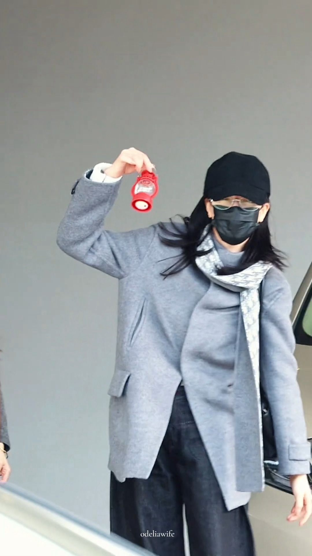 迪丽热巴好萌，就这么拎着一个小灯和远处的大家打招呼！🥺她真的很爱自己的剧和角色