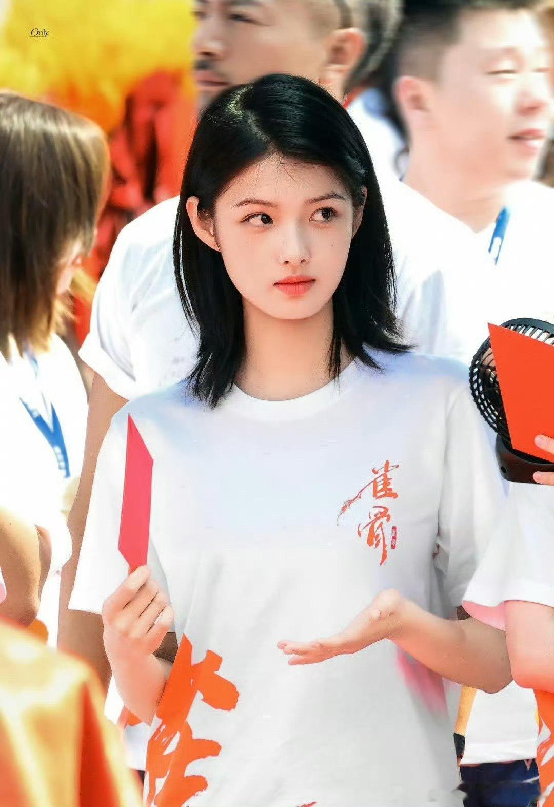 侯明昊、艾米《雀骨》开机，流光溢彩的花墙 好用心漂亮的应援[期待]  95生➕0
