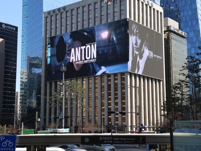 【每日经济】为庆祝RIIZE成员ANTON的生日，粉丝们将在首尔明洞地标性超大型