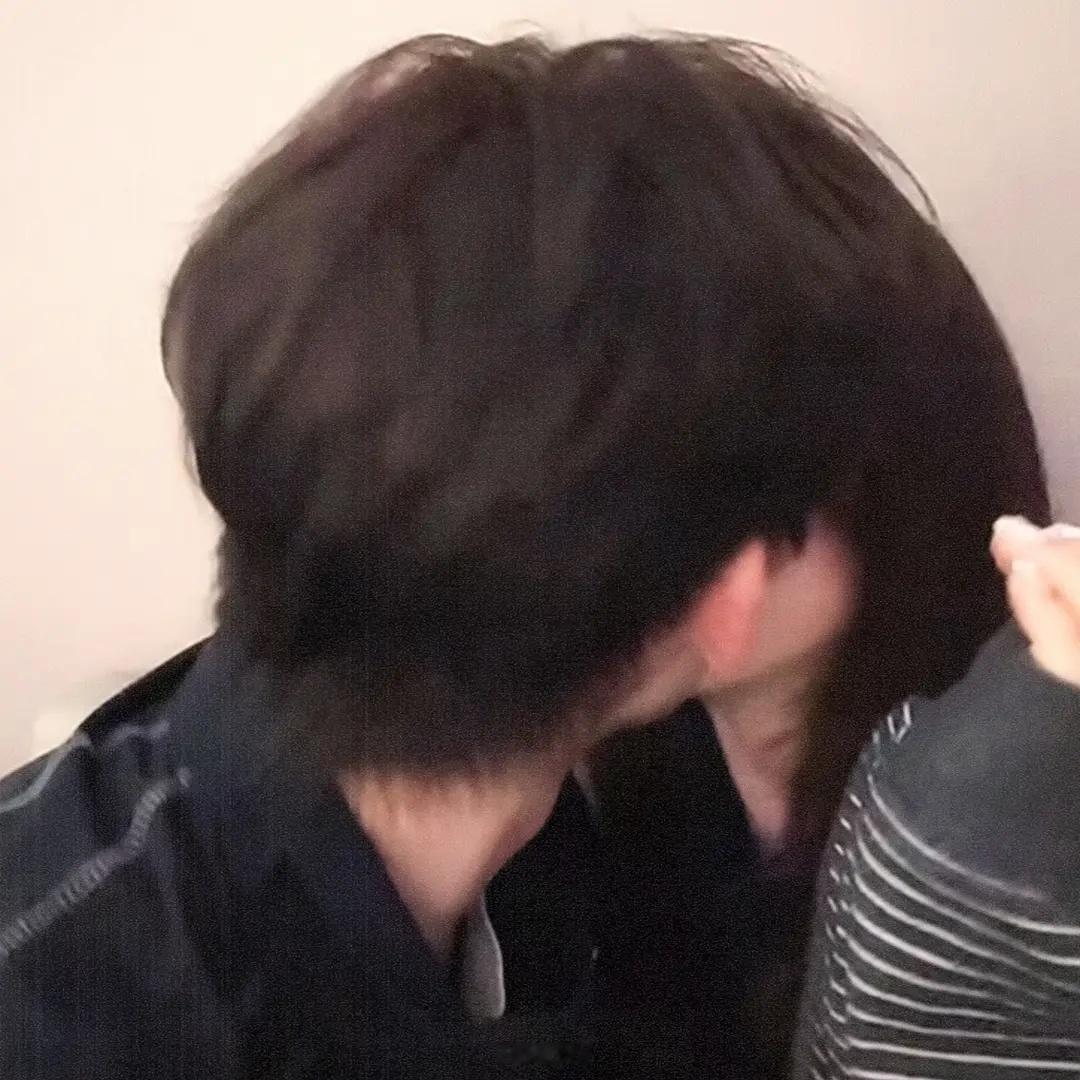 愉阳｜我真的要说好会挑角度不知道有没有人懂打开一溜后脑勺和微红的耳朵 