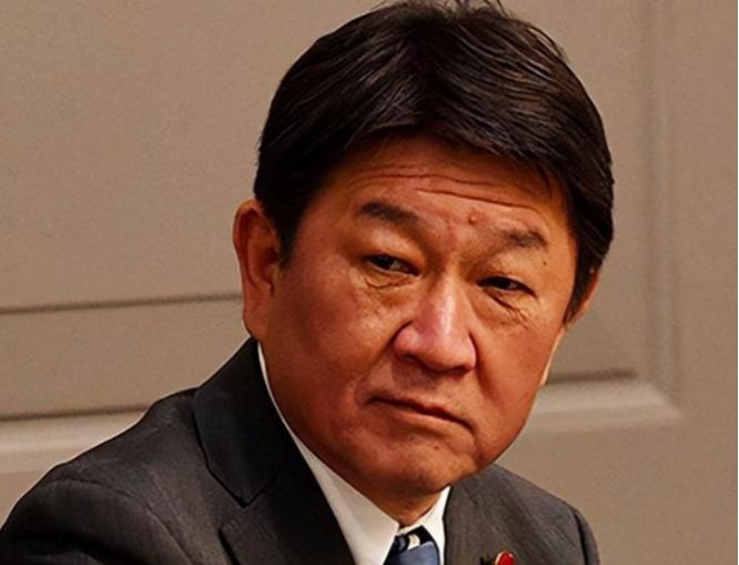 8月5日，日本外相开记者会，一个记者站起来，当着面问了两句话："你承认中国对台湾