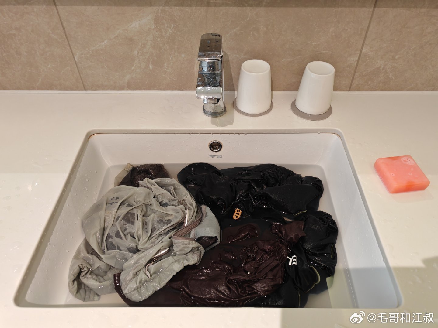 这次出差没带电吹风衣架和衣架拉杆，洗不了衣服真是失策。今天干完活回酒店才5点钟，