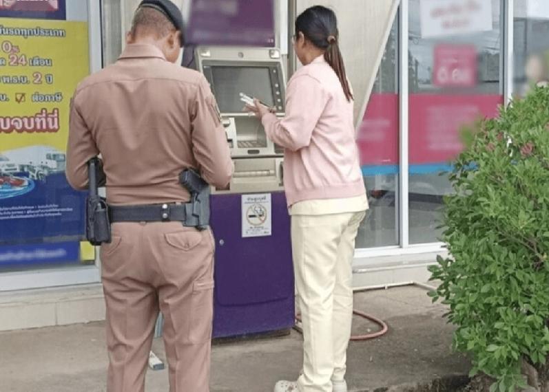 取东西有时充满意外。泰国一位女护士去提款机取钱，本想取些现金，结果提款机吐出毒蛇